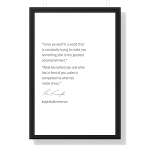 Pu&ograve; includere: Stampa tipografica in bianco e nero con una citazione di Ralph Waldo Emerson. La citazione recita: "Essere te stesso in un mondo che cerca costantemente di farti diventare qualcun altro &egrave; il pi&ugrave; grande successo." "Ci&ograve; che &egrave; dietro di te e ci&ograve; che &egrave; davanti a te, impallidisce in confronto a ci&ograve; che &egrave; dentro di te."