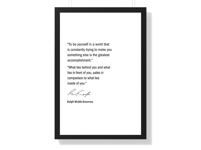 Pu&ograve; includere: Stampa tipografica in bianco e nero con una citazione di Ralph Waldo Emerson. La citazione recita: "Essere te stesso in un mondo che cerca costantemente di farti diventare qualcun altro &egrave; il pi&ugrave; grande successo." "Ci&ograve; che &egrave; dietro di te e ci&ograve; che &egrave; davanti a te, impallidisce in confronto a ci&ograve; che &egrave; dentro di te."