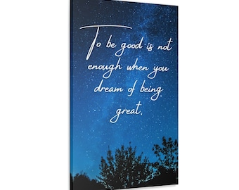 Könnte beinhalten: Ein blauer Nachthimmel mit Sternen und einer Silhouette von Bäumen am unteren Rand. Der Text "To be good is not enough when you dream of being great." ist in Weiß auf den Himmel geschrieben.