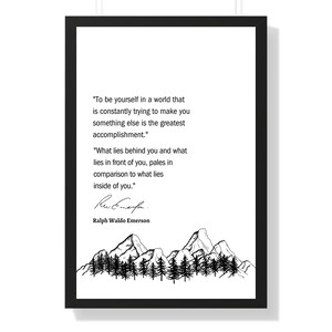 Pu&ograve; includere: Citazione stampabile in bianco e nero con un'illustrazione di una catena montuosa. La citazione recita: "Essere te stesso in un mondo che cerca costantemente di farti diventare qualcun altro &egrave; il pi&ugrave; grande successo." "Ci&ograve; che &egrave; dietro di te e ci&ograve; che &egrave; davanti a te, impallidisce in confronto a ci&ograve; che &egrave; dentro di te." - Ralph Waldo Emerson