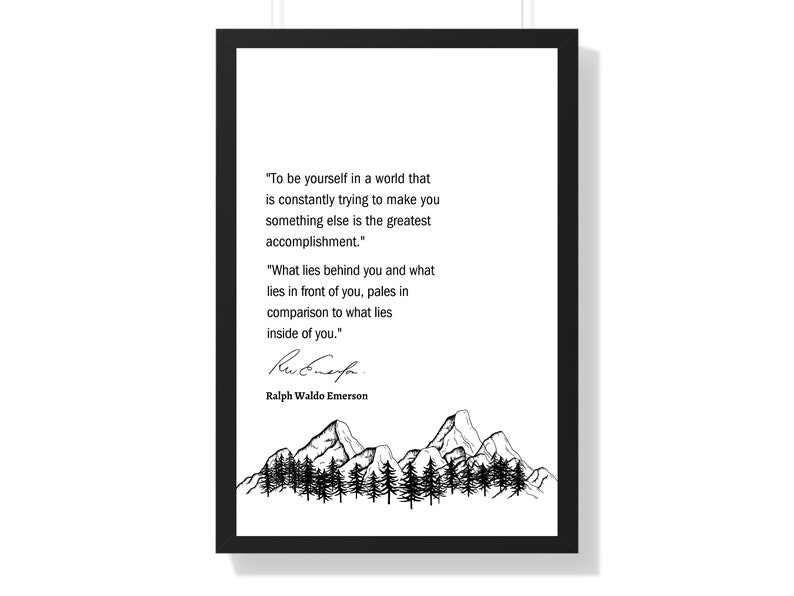 Pu&ograve; includere: Citazione stampabile in bianco e nero con un'illustrazione di una catena montuosa. La citazione recita: "Essere te stesso in un mondo che cerca costantemente di farti diventare qualcun altro &egrave; il pi&ugrave; grande successo." "Ci&ograve; che &egrave; dietro di te e ci&ograve; che &egrave; davanti a te, impallidisce in confronto a ci&ograve; che &egrave; dentro di te." - Ralph Waldo Emerson