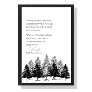 Pu&ograve; includere: Poster stampabile in bianco e nero con una citazione e una silhouette di un bosco in basso. La citazione recita: "Essere te stesso in un mondo che cerca costantemente di farti diventare qualcun altro &egrave; il pi&ugrave; grande successo." "Ci&ograve; che &egrave; dietro di te e ci&ograve; che &egrave; davanti a te, impallidisce in confronto a ci&ograve; che &egrave; dentro di te." - Ralph Waldo Emerson