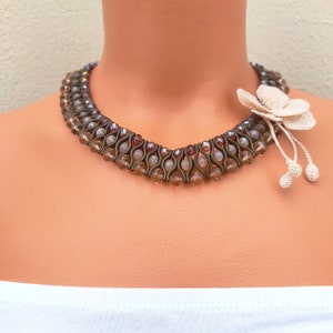Collier en dentelle nouée avec des fleurs de magnolia et des cristaux roses/Collier Oya élégant/Collier fait main en dentelle à l'aiguille/Bijoux de mariage
