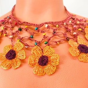 Tricoté à la main, collier détaillé de fleurs de marguerite au crochet Oya/collier de style bohème unique/collier de bavoir au crochet fleur/bijoux en perles