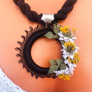 Crochet 3D Daisy Flower Necklace,Black&White Necklace,Handmade Oya Jewelry,Flower Detailed Turkish Necklace,chamomille necklace