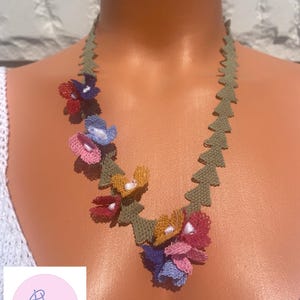 Collier détaillé de fleurs colorées au crochet Oya turque 3D | Bijoux Oya faits main | Collier en dentelle turque détaillée de fleurs / cadeau de Noël