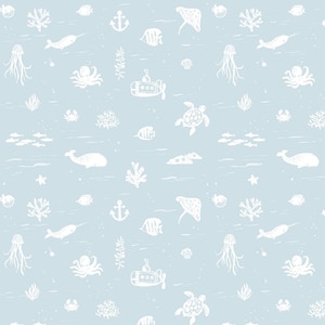 Op de afbeelding: Een lichtblauw patroon met witte illustraties van zeedieren en nautische elementen. Het ontwerp bevat walvissen, kwallen, vissen, octopussen, schildpadden, ankers en onderzeeërs, wat een maritiem thema creëert.