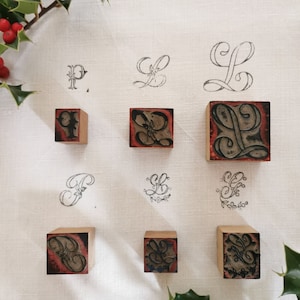 Francobolli con lettere monogramma antico francese, lettere con francobolli con motivo in lino ricamato
