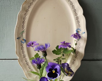 Grande assiette ovale antique en pierre de fer française, fabriquée par « Sarrageumines », motif floral