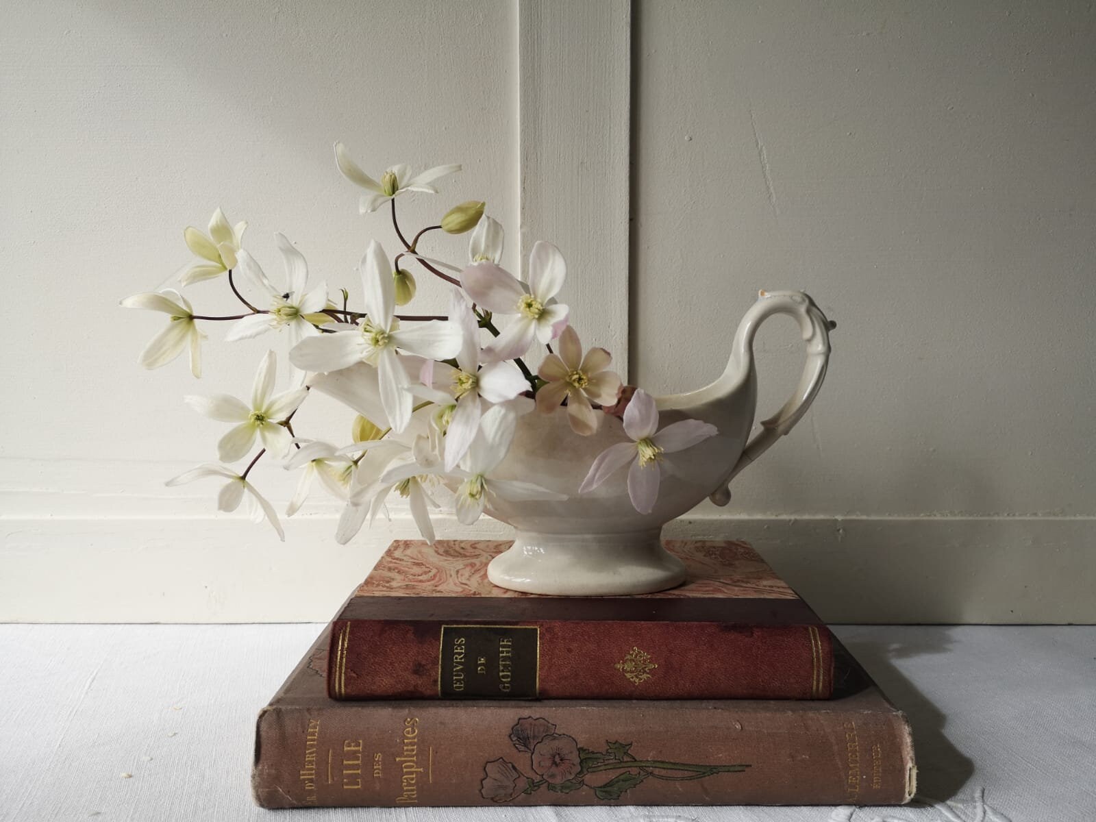 Français Antique Ironstone Sauce Boat, Fabriqué Par Sarraguemines', Antique White Sauciere