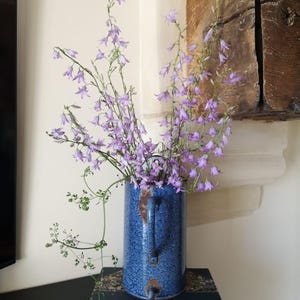 Jarra para lavabo médico esmaltada antigua francesa, diseño de mármol azul, decoración vintage de cocina de estilo rústico francés.