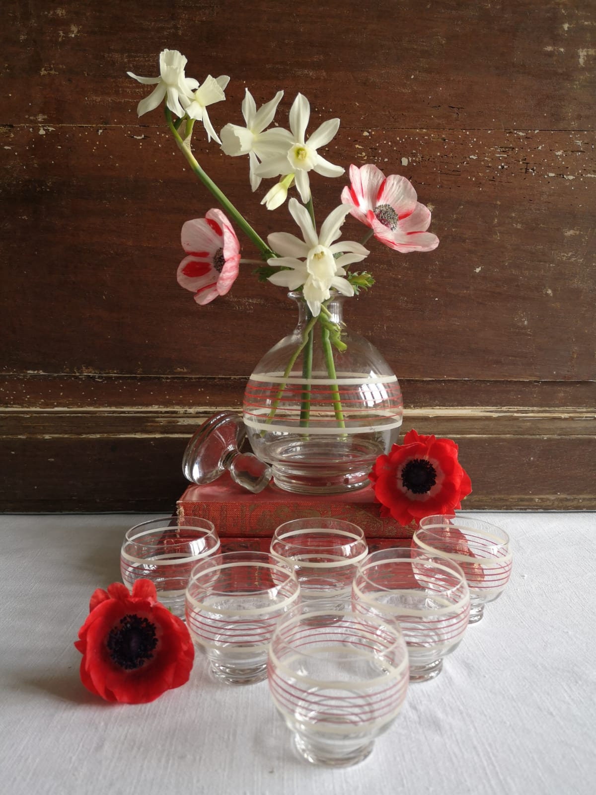 Français Carafe en Verre Vintage et 6 Lunettes Assorties, Design Rétro Rouge Blanc