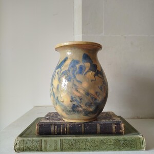 Jarrón francés antiguo de terracota vidriada, decoración de jaspe azul.