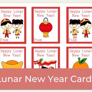 Może przedstawiać: Arkusz sześciu prostokątnych etykiet prezentowych z czerwonymi obwódkami, każda z napisem Happy Lunar New Year oraz From. Ilustracje przedstawiają dzieci w tradycyjnych strojach, czerwoną latarnię, sztabkę złota, smoka oraz pomarańczę.