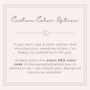 以下が含まれることがあります： 「Custom Color Option」のテキストが入った正方形のベージュ色のグラフィック。結婚式のデザインに合わせて色をカスタマイズする方法を説明しており、チェックアウト時のパーソナライゼーションボックスに正確なHEXカラーコードを入力します。