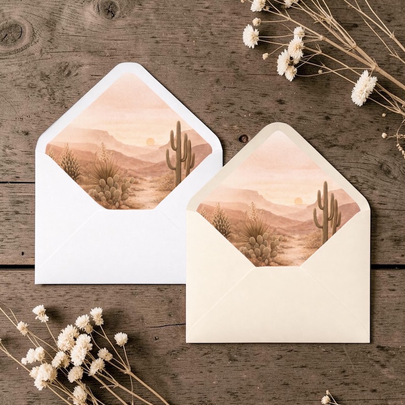 Pu&ograve; includere: Due buste aperte con all'interno un'illustrazione di un paesaggio desertico. Una busta &egrave; bianca, l'altra color crema. La scena del deserto presenta cactus, montagne e un sole al tramonto nei toni del marrone e pesca. Fiori secchi sparsi.