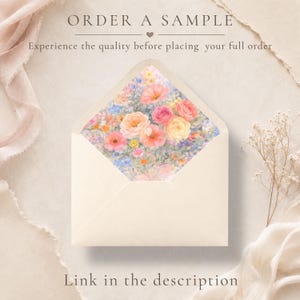 Puede incluir: Sobre color crema con un dise&ntilde;o floral interior con flores rosas, melocot&oacute;n y amarillas. El texto "ORDER A SAMPLE" y "Experience the quality before placing your full order" se muestran en la parte superior. El texto "Link in the description" est&aacute; en la parte inferior.