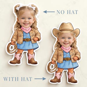 K&ouml;nnte beinhalten: Cowgirl-Aufkleber mit einem l&auml;chelnden Kind in einem blauen Kleid, einer braunen Fransenjacke, einem rosa Halstuch und Cowboy-Stiefeln. Der Aufkleber ist mit oder ohne Cowboyhut erh&auml;ltlich. Das Kind h&auml;lt einen Lasso.