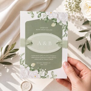以下が含まれることがあります： 緑と白の花柄のデザインの結婚式の招待状。「TOGETHER WITH THEIR FAMILIES」と「A & B」の文字が入っています。プレースホルダーテキストと住所の詳細も含まれています。ワックスシールが見えます。