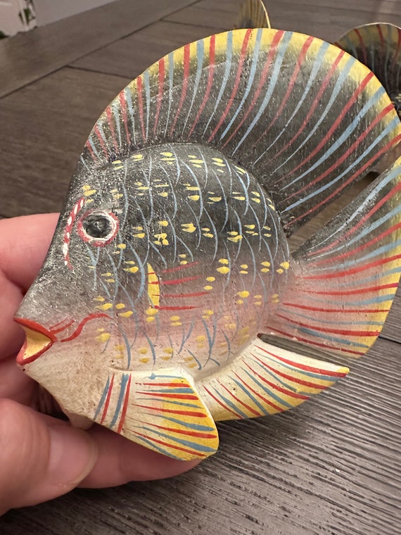 Vintage Hand Carved Wooden Tropical Fish Figurines: Folk Art Set
