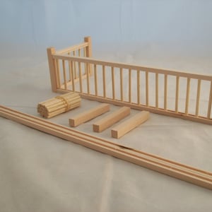 Puede incluir: Un kit de valla de madera con una barandilla, cuatro postes y un paquete de listones de madera. El kit está hecho de madera sin terminar y está listo para ser ensamblado.