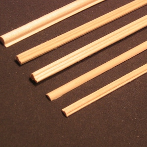 Stolslist #5 miniatyr dockhus i basswood, 2 st, 22" lång