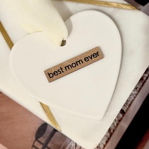 El mejor regalo para mamá / Regalo hecho a mano para mamá / Regalo de cumpleaños para mamá / Regalo para el Día de la Madre / Adorno navideño de cerámica / Te amo mamá