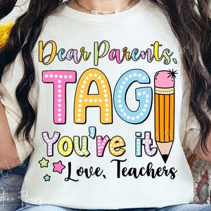 Cari genitori, taggate "You're It Love Teachers" in formato PNG, "Schools PNG", "Schools Out Png", "Class of 2025 Sublimation Design", "Vacanze estive" in formato digitale.