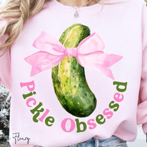 Coquette Pickle Obsessed PNG, PNG divertenti, fiocchi rosa Coquette, PNG alla moda, Soft Girl Era, ragazza che ama i sottaceti, amanti dei sottaceti, Coquette PNG