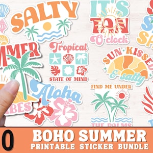 Może przedstawiać: Zestaw 10 drukowanych naklejek w stylu boho na lato z napisami takimi jak "It's Fun O'clock", "Sun Kissed & Salty" i "Feeling Tropical". Naklejki są w różnych kolorach, w tym różowym, niebieskim, żółtym i zielonym. Idealnie nadają się do dodania odrobiny letniego nastroju do planera, laptopa lub butelki z wodą.