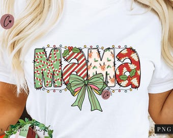 Può includere: T-shirt bianca con la scritta "MAMA" in un design natalizio festivo. Le lettere sono decorate con bastoncini di zucchero, strisce, renne e agrifoglio. Un fiocco verde e luci di stringa completano il tema delle feste.