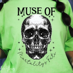 Muse du destin gothique PNG, poète torturé PNG, chemise littérature sombre, design gothique par sublimation, club de lecture livresque, téléchargement numérique