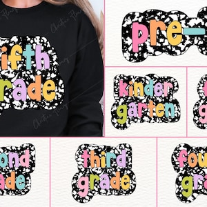 Può includere: Felpa nera con grafica colorata "fifth grade". Grafiche aggiuntive includono disegni "pre-k", "kindergarten", "first grade", "second grade", "third grade" e "fourth grade". Tutti i disegni presentano uno sfondo maculato in bianco e nero.