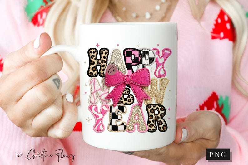 Pode incluir: Caneca de cer&acirc;mica branca com a frase "HAPPY NEW YEAR" num design colorido e divertido. As letras apresentam estampado de leopardo, rosa, glitter dourado e um padr&atilde;o xadrez, com um la&ccedil;o rosa no centro.
