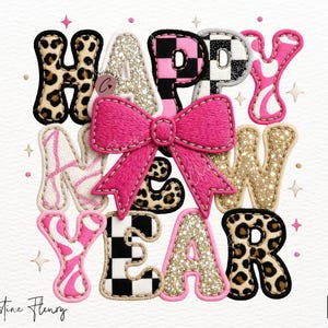 Pode incluir: Um design gr&aacute;fico colorido que diz "HAPPY NEW YEAR" com um grande la&ccedil;o rosa. As letras apresentam v&aacute;rios padr&otilde;es, incluindo estampa de leopardo, glitter e designs xadrez. O design &eacute; definido em um fundo branco com pequenos detalhes de estrelas.