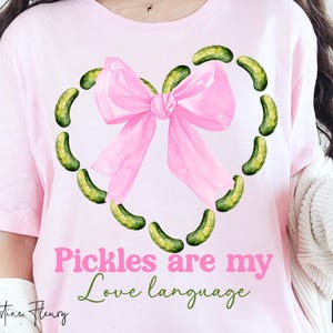I sottaceti Coquette sono il mio linguaggio dell'amore PNG, PNG divertenti, fiocchi rosa Coquette, PNG alla moda, era della ragazza morbida, ragazza che ama i sottaceti, amanti dei sottaceti