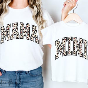 Varsity Mama e Mini PNG combinando, Preppy Varsity PNG, Mommy And Me Png, Design de sublimação de estampa de leopardo para namorados, Download digital