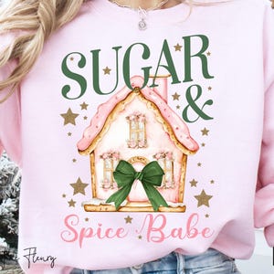 Pink Christmas Sugar & Spice Babe PNG, Coquette Christmas PNG, Gingerbread House PNG, Design di sublimazione natalizia, Girly Christmas PNG