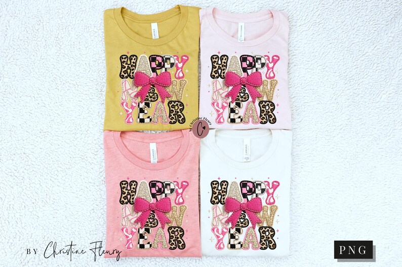 Pode incluir: Quatro camisetas em amarelo mostarda, rosa, coral e branco, cada uma com um design "HAPPY NEW YEAR". O design inclui um la&ccedil;o rosa, estampa de leopardo e detalhes de glitter dourado. As camisetas s&atilde;o dobradas e dispostas em uma superf&iacute;cie branca texturizada.