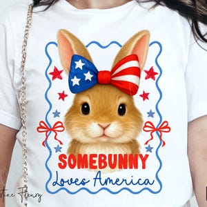 Somebunny Loves America PNG divertente, Coniglietto del 4 luglio PNG, Sarcastico 4 luglio, Maglietta per bambini del 4 luglio, Indipendenza patriottica a sublimazione