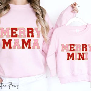 Parche de chenilla Merry Mama & Mini PNG, Navidad rosa PNG, Navidad mamá y yo PNG, Diseño de sublimación navideña, Parches de letras Png