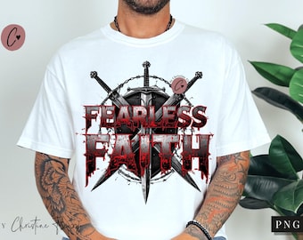 Puede incluir: Camiseta blanca con un diseño gráfico que presenta las palabras "FEARLESS FAITH" en texto rojo estilizado. El diseño incluye espadas, un escudo y elementos de alambre de púas, creando un impacto visual audaz.