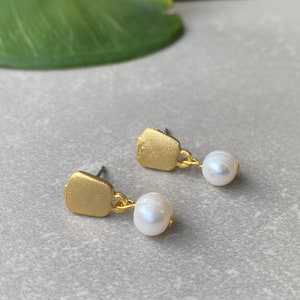 Pendientes colgantes de perlas barrocas diminutas, pendientes de perlas pequeñas, pendientes de perlas minimalistas, pendientes de uso diario, regalo de Navidad, pendientes delicados