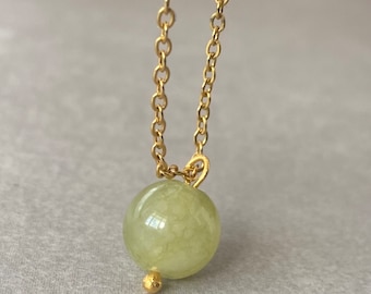 Collar con colgante de cristal de jade verde - Cadena chapada en oro de 14k