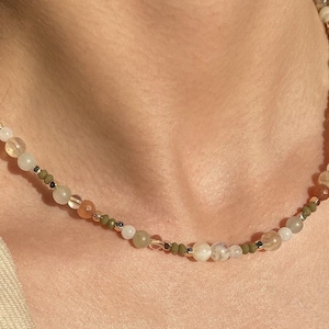 Petit collier de pierres précieuses vertes pour femmes, joli collier de pierres de soleil, collier de fines perles de quartz, petit collier de pierres précieuses multicolores, cadeau pour amis