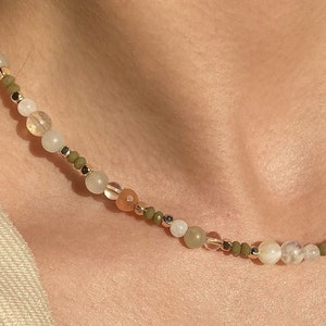 Joli collier de perles de pierres précieuses pour femmes et collier de nombreuses couleurs pour femmes et petit collier de perles de quartz transparent pour femmes et collier de pierres de soleil