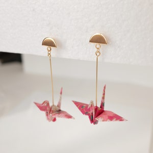 Orecchini pendenti lunghi e leggeri con gru origami realizzati con carta giapponese Washi in orecchini rotondi placcati oro, colori rosa e tenente bordeaux