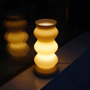 3D Printed Wavy Table Lamp: A Touch of Modernity for Your Home
