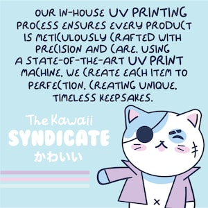 Peut inclure: Graphique bleu clair avec le texte &laquo;&nbsp;NOTRE IMPRESSION UV INTERNE GARANTIT QUE CHAQUE PRODUIT EST FABRIQU&Eacute; AVEC PR&Eacute;CISION ET SOIN&nbsp;&raquo;. Un chat de dessin anim&eacute; avec un cache-&oelig;il est &agrave; droite. Le texte &laquo;&nbsp;The Kawaii Syndicate&nbsp;&raquo; est &eacute;galement pr&eacute;sent.