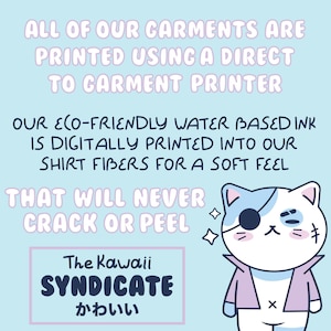 K&ouml;nnte beinhalten: Ein hellblauer Hintergrund mit wei&szlig;em Text, der lautet: "ALL OF OUR GARMENTS ARE PRINTED USING A DIRECT TO GARMENT PRINTER. OUR ECO-FRIENDLY WATER BASED INK IS DIGITALLY PRINTED INTO OUR SHIRT FIBERS FOR A SOFT FEEL THAT WILL NEVER CRACK OR PEEL." Unter dem Text befindet sich eine Cartoon-Illustration einer wei&szlig;en Katze mit einem blauen Fleck im Gesicht, die eine rosa Jacke und eine schwarze Augenklappe tr&auml;gt. Die Katze hat einen kleinen wei&szlig;en Stern &uuml;ber dem Kopf. Der Text "The Kawaii SYNDICATE かわいい" befindet sich in einem wei&szlig;en Kasten mit schwarzem Rahmen.